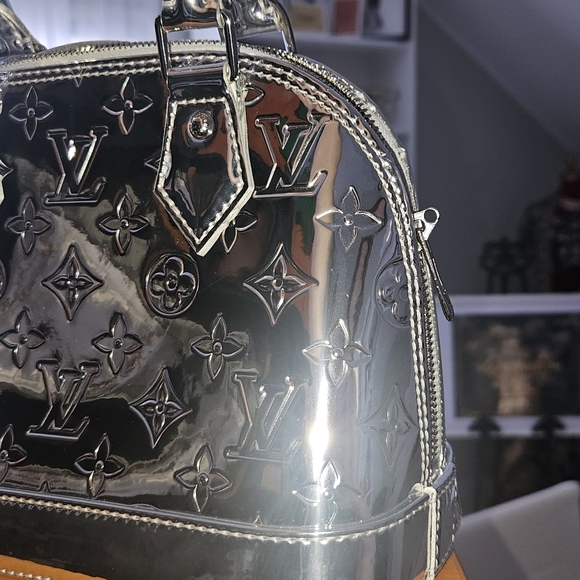 Louis Vuitton ALMA BB Silver Miroir New & Rare - Picture 15 of 16